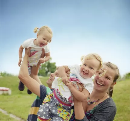 Bild: „Mama, kann das Baby mit mir spielen?“
