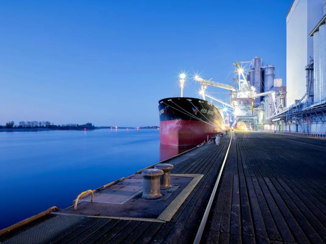 Der Seehafen Brake - Energiebündel(n) bei Tag und bei Nacht.