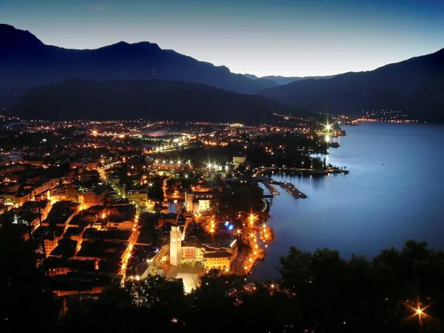 Bild: Garda Trentino leuchtet in der dunklen Jahreszeit