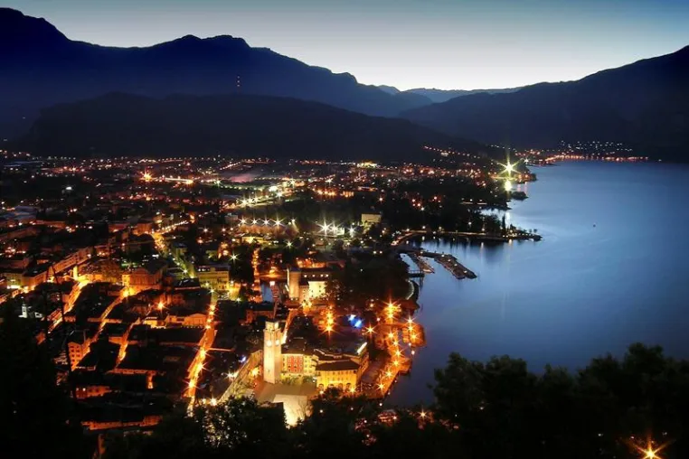 Garda Trentino leuchtet in der dunklen Jahreszeit Bild: Garda Trentino leuchtet in der dunklen Jahreszeit