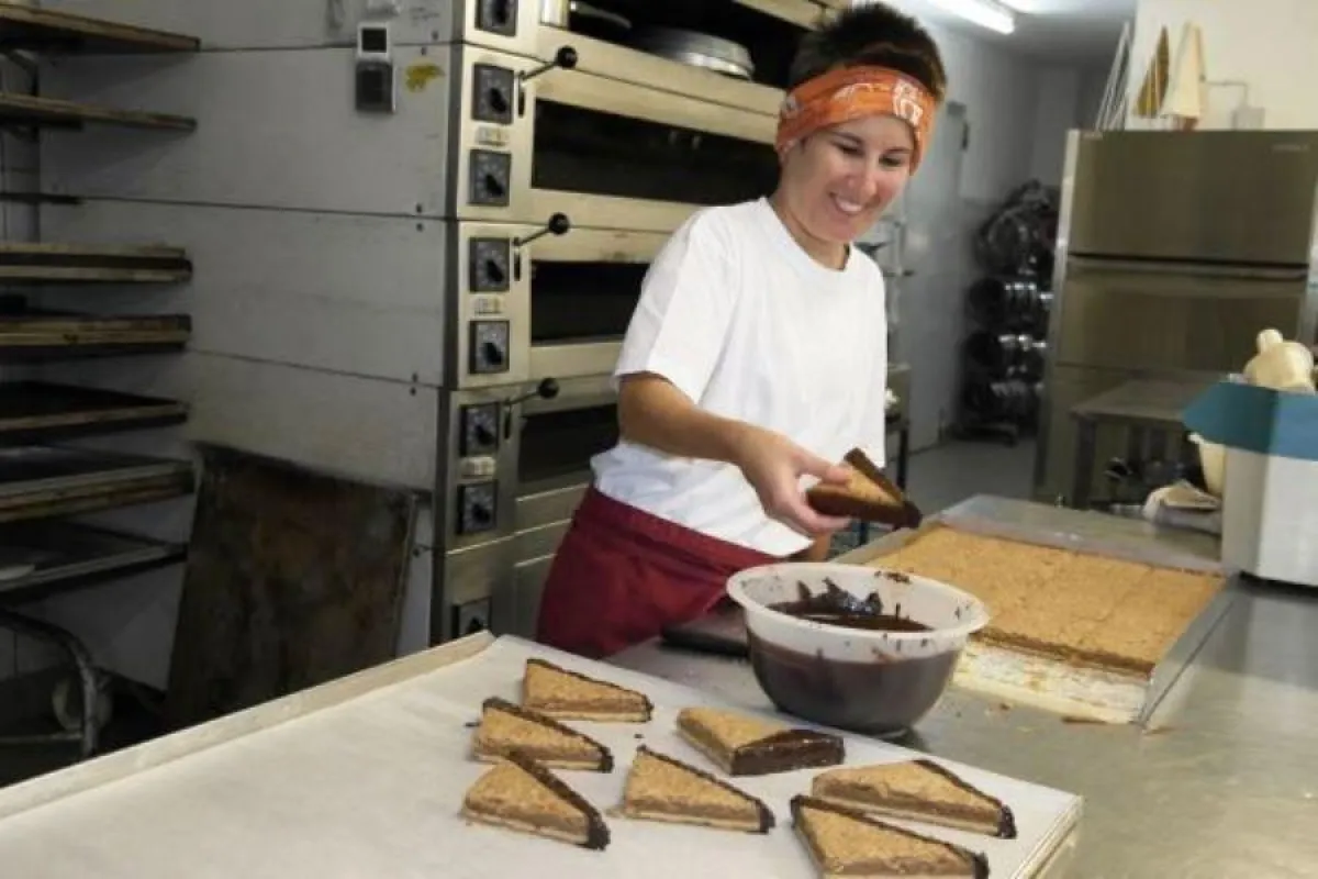 Ihr betriebsintegrierter Arbeitsplatz im Café Haug in Wangen macht Stephanie Weber großen Spaß.