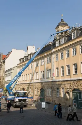Bild: Mit langem Korbarm bis zur Schlosskuppel – Arbeitsbühne von System Lift im Einsatz zur Taubenabwehr