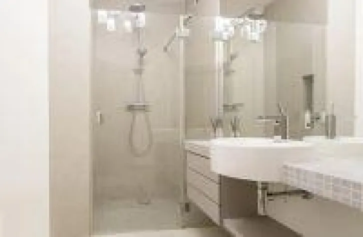 Kleines Bad mit Dusche nach Maß gestalten Bild: Kleines Bad mit Dusche nach Maß gestalten