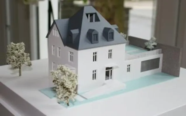 Bild: Neue Praxisräume in denkmalgeschützter, frisch renovierter Villa mit Vernissage eröffnet
