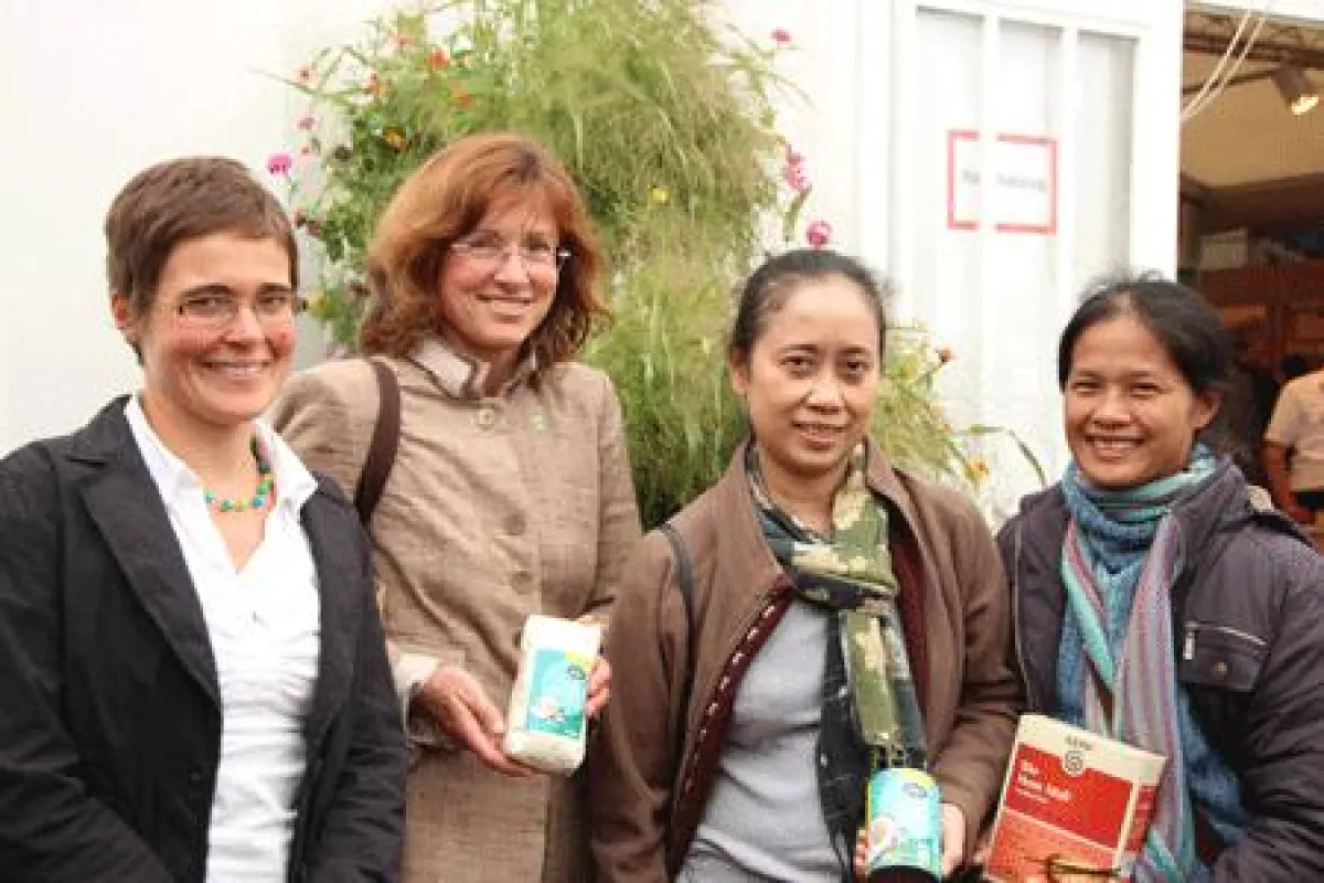 Karin Heinrich (LVÖ) und Agnes Bergmeister (Naturland) mit thailändischer Delegation (Green Net).