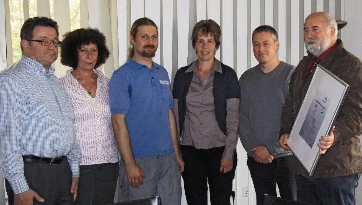 Geschäftsleitung und Mitarbeiter von DruckVogt Berlin beim Überreichen der PSO-Urkunde durch Peter Kölling (SID Leipzig) (v. l.)