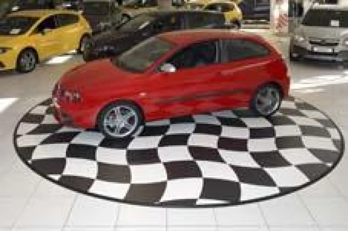 Um das sportliche Image der Automobilmarke Seat auch optisch zu unterstützen, kreierte Pergo ein Highlightflächen-Konzept, welches weltweit in Seat Autohäusern zum Einsatz kam