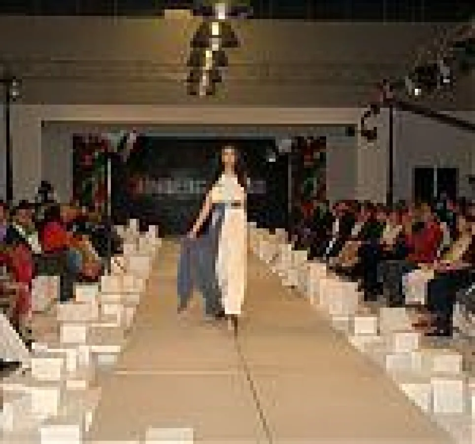 Junge usbekische Modedesignerinnen zeigen ihre neue Musterkollektion