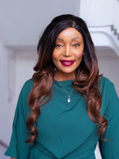Bild: Dr. Irène Kilubi greift in ihrem neuen Buch das Thema generationsübergreifende Zusammenarbeit auf