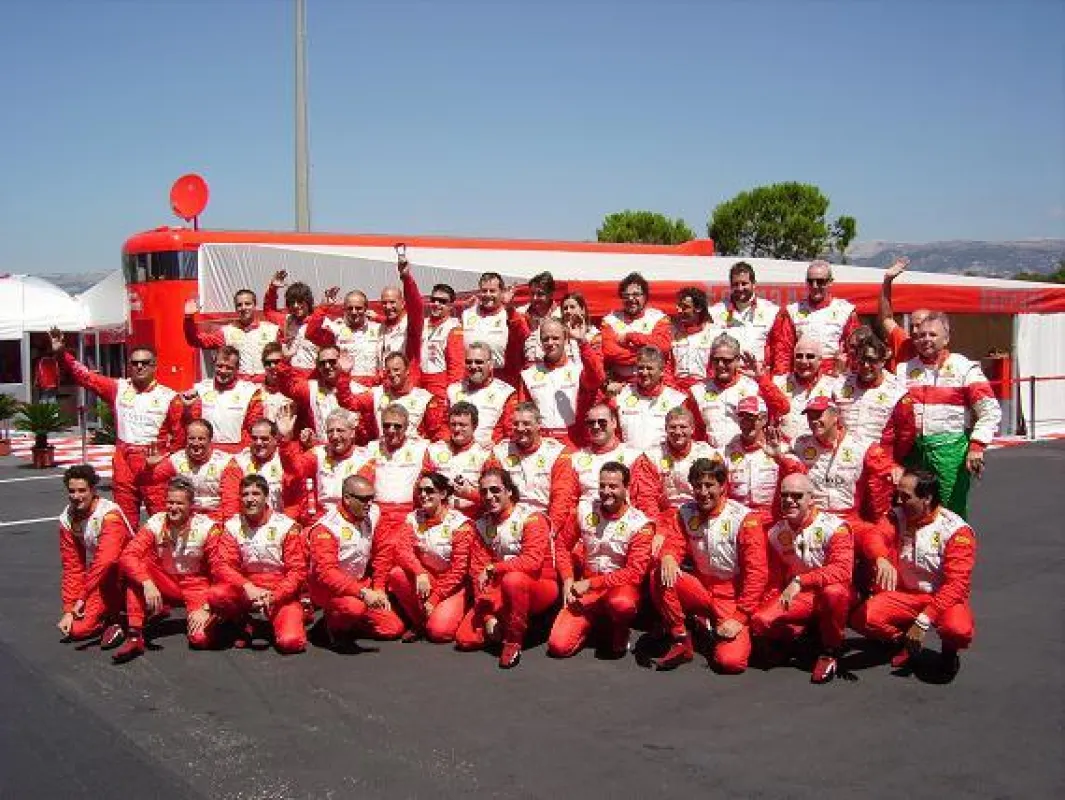 Gruppenfoto aller Ferrari Challenge Piloten