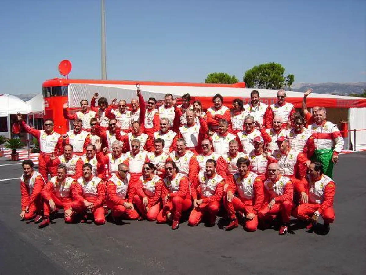 Gruppenfoto aller Ferrari Challenge Piloten