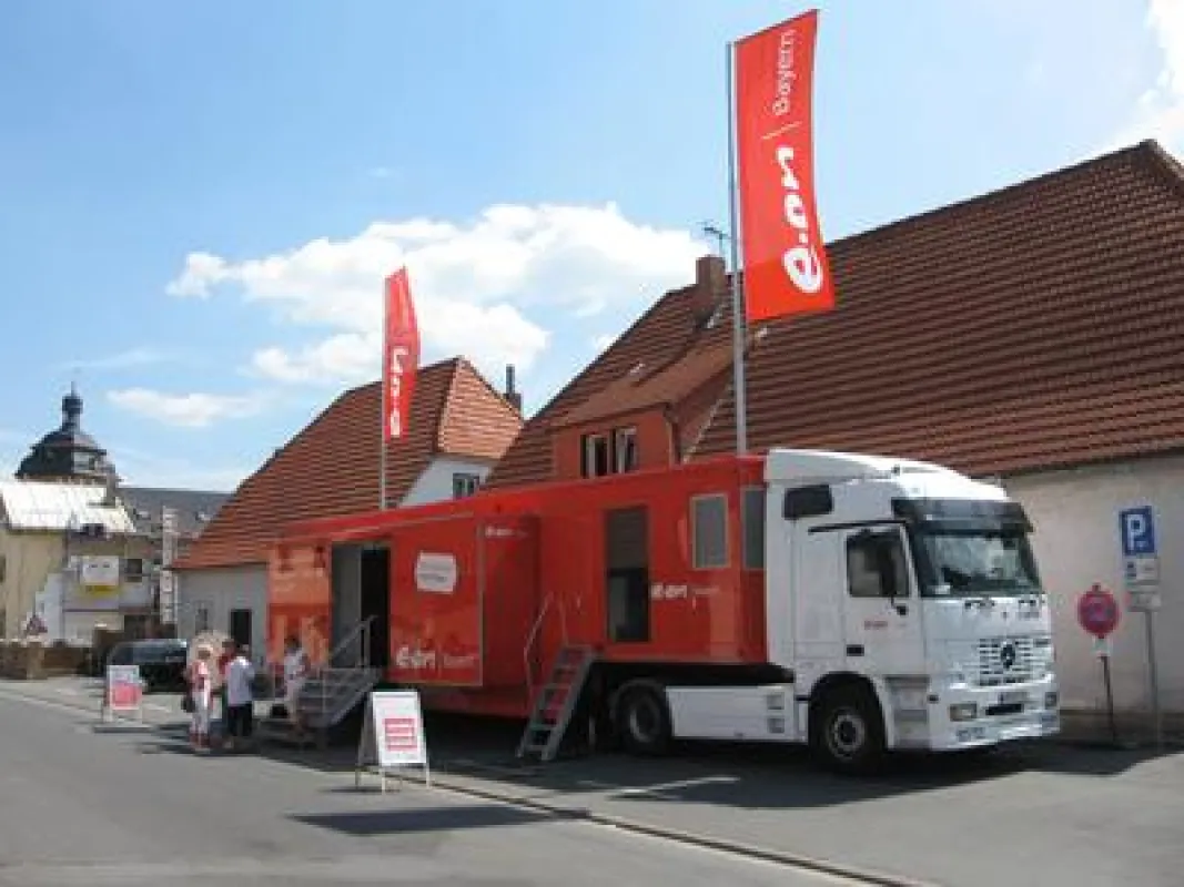 In Bad Staffelstein informierte E.ON Bayern mit einem Promotion-Truck über das Smart Meter-Pilotprojekt und warb für eine kostenlose Teilnahme. Quelle: E.ON Bayern