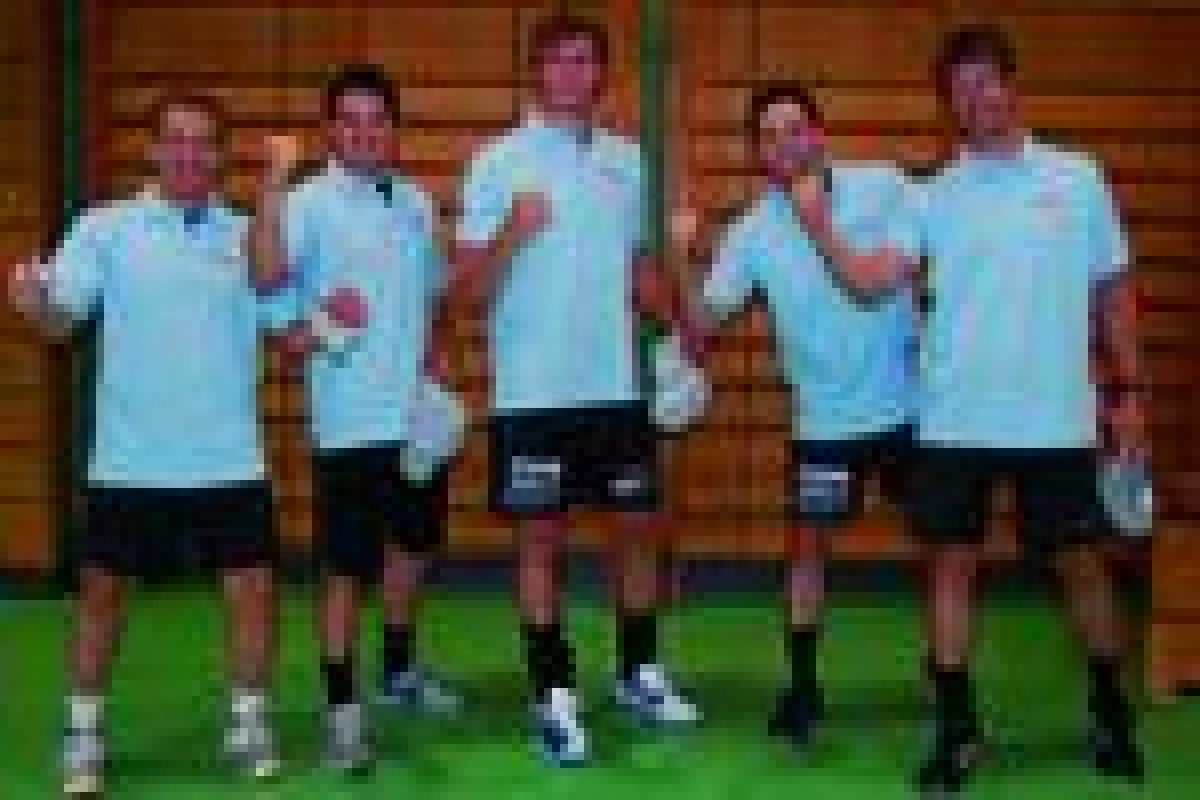 Wollen den Sprung in die eingleisige 2. Bundesliga schaffen: die Handballer des TV 1893 Neu-hausen . Das RAMPF-Logo trägt sich jed