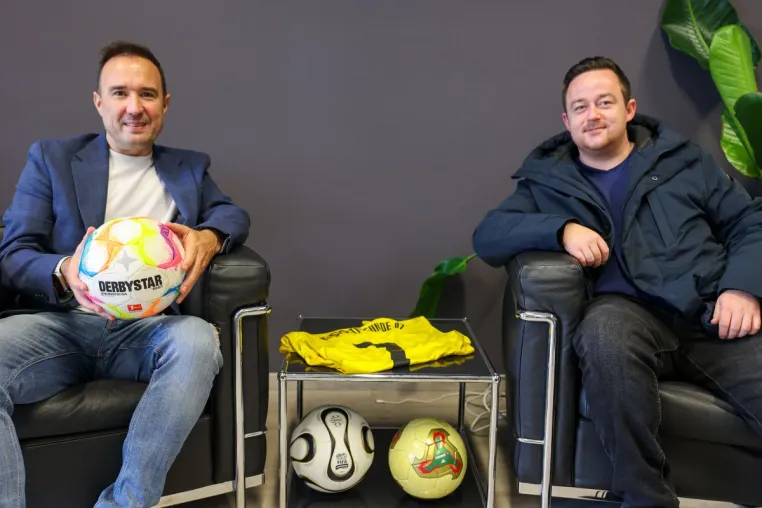 Bild: Neue Bälle für junge Kicker - Gottschling Immobilien unterstützt VfL Sportfreunde 07