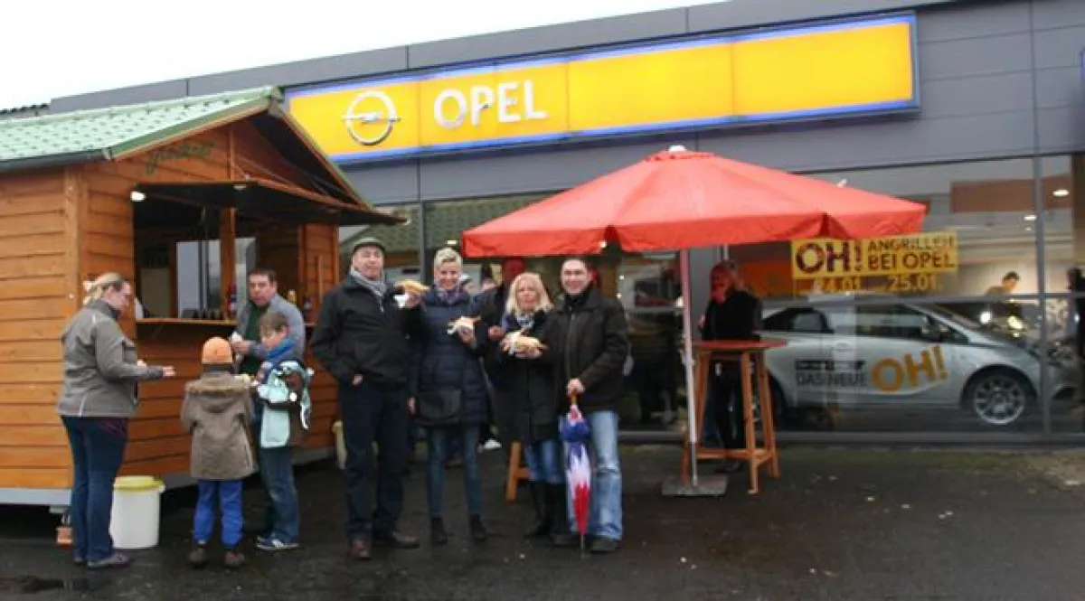 Leckeres Grillgut und schmackhafte Premieren gab es beim Angrillen im Autohaus Heidenreich