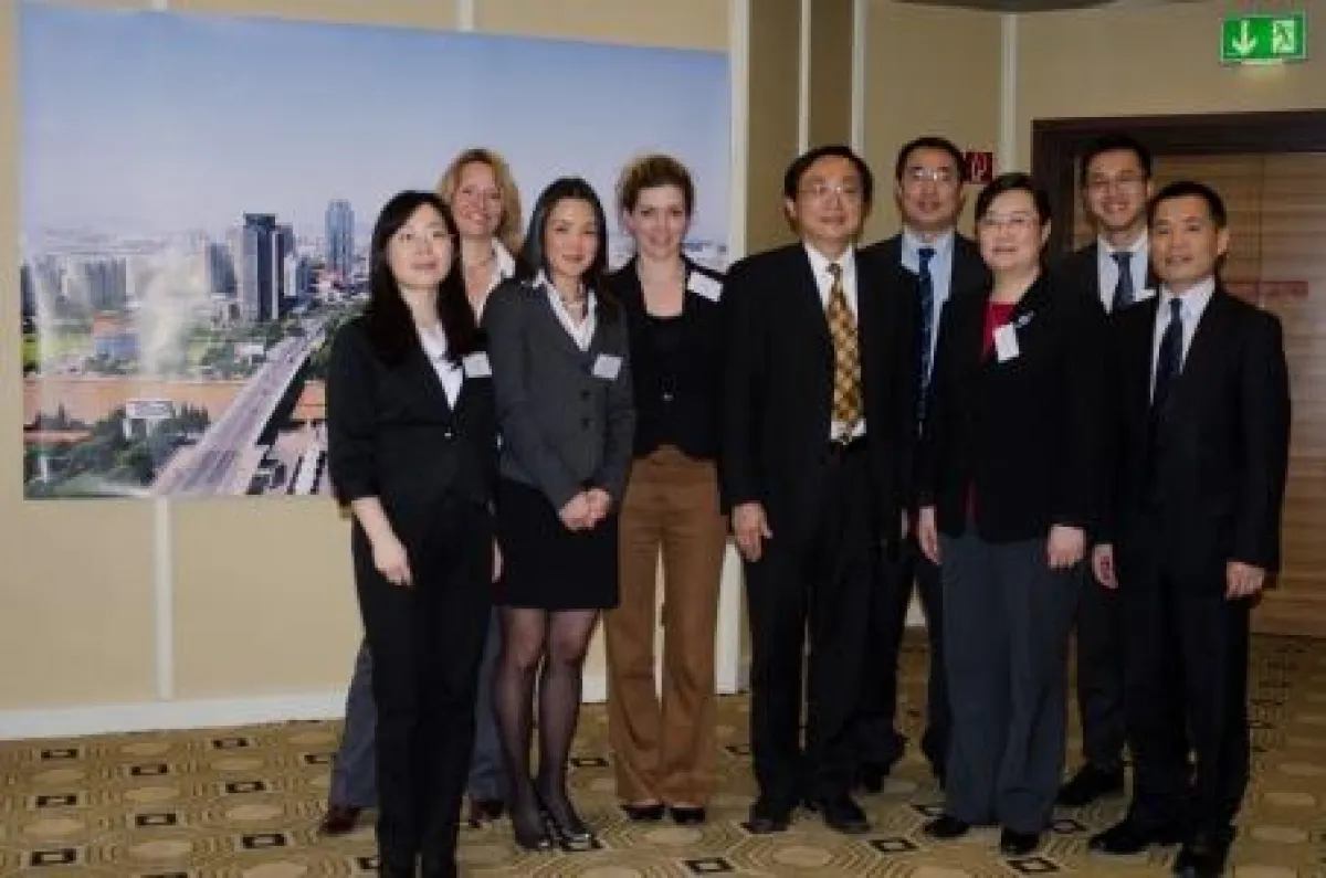 Dr. Kuang-Hua Lin, Geschäftsführer von APMC (Mitte) mit Regierungsvertretern von SND (rechts) und AP