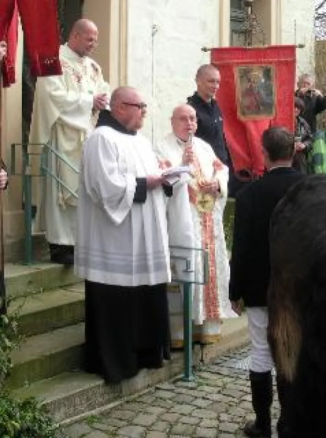 Vielfalt des Glaubens und der Traditionen: Pater Franz Maria Schwarz beim Osterritt 2010 in Werningshausen