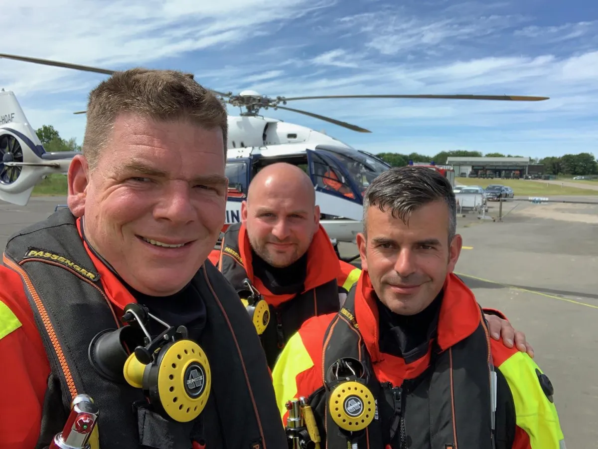 Einsatzteam vor dem Helikopterflug
