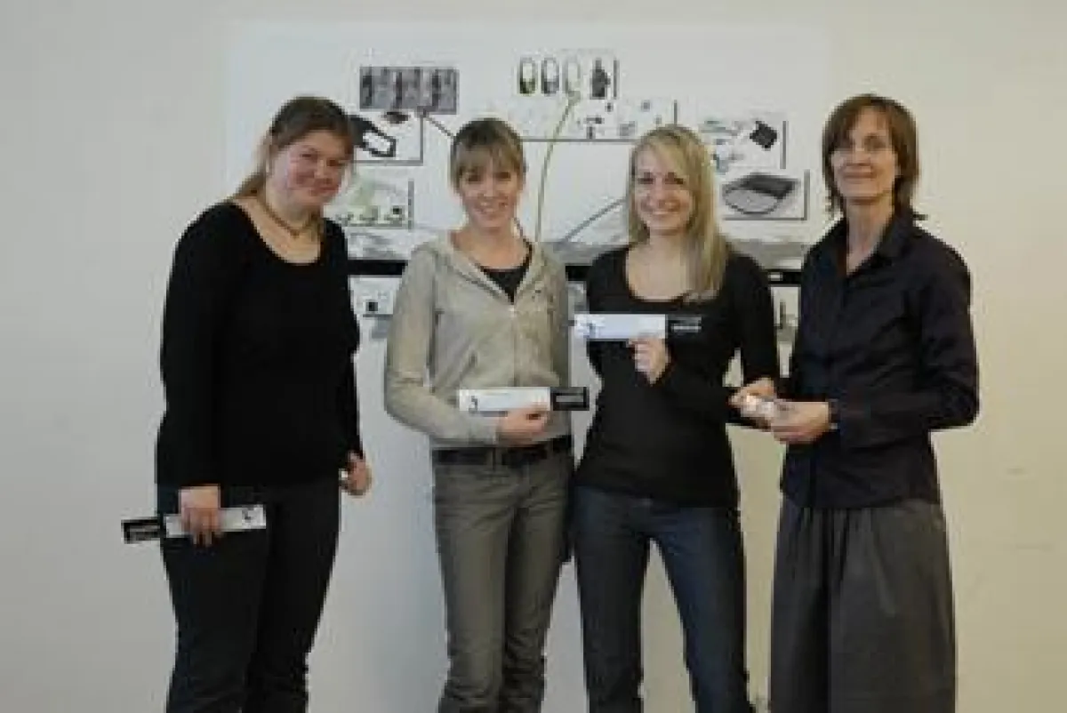 Die Gewinner des DICOTA Design-Wettbewerbs freuen sich über ihr Preisgeld (v.l.n.r. Lydia Junker, Christine Zimmermann, Verena Holzmann, Frau Prof. Striepe i.V. für Johan Akerström)