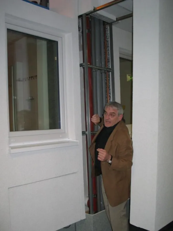 Innovativ: Erfinder Josef Blome zeigt Kunden die Outside Pipes.