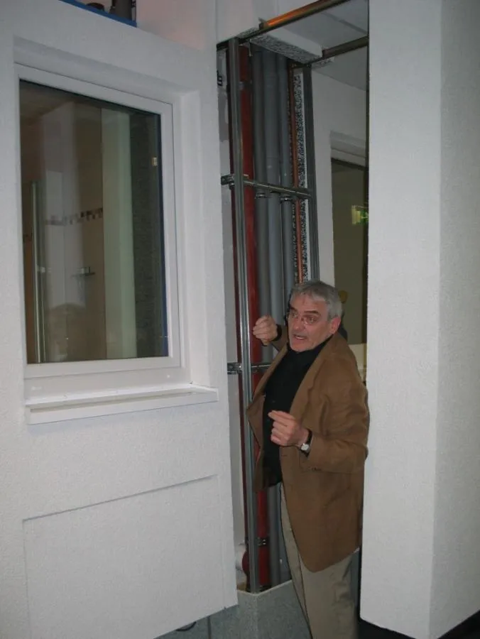 Innovativ: Erfinder Josef Blome zeigt Kunden die Outside Pipes.