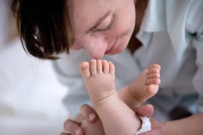 Fußreflexzonenmassagen helfen gegen Dreimonatskoliken bei Säuglings Bild: Fußreflexzonenmassagen helfen gegen Dreimonatskoliken bei Säuglings