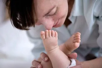 Fußreflexzonenmassagen helfen gegen Dreimonatskoliken bei Säuglings Bild: Fußreflexzonenmassagen helfen gegen Dreimonatskoliken bei Säuglings