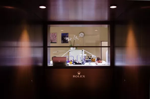 Bild: Eine Sichtwerkstatt mit FAMI individueller Ausstattung für die Uhrmacherkunst haute de gamme