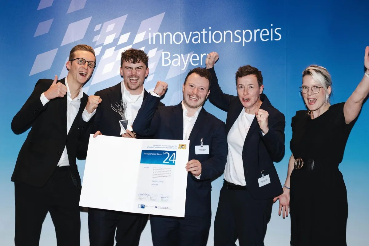 Das cureVision-Team mit dem Innovationspreis Bayern (© Andreas Gebert)