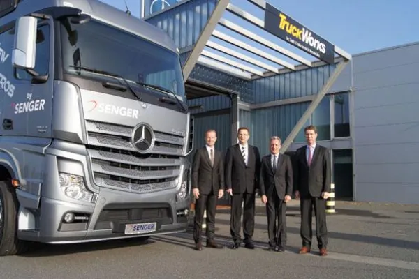 Bild: Innovation in Sachen Umwelt - Erstmals LKW mit Euro VI Motor vorgestellt