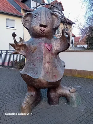 Bild: Carin Grudda reagiert gelassen auf Bemalung ihrer Skulptur passend zum Weltfrauentag