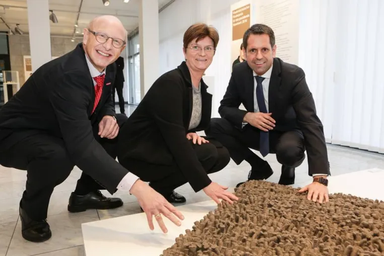 Bild: Wirtschaftsminister Olaf Lies verleiht niedersächsischen Staatspreis für das gestaltende Handwerk