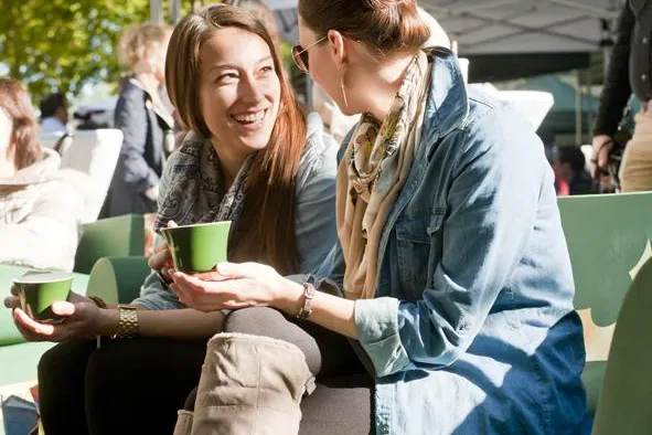Leipzig trifft sich auf einen Kaffee - Gemeinsame Momente auf der Jacobs Krönung Sofa Tour genießen Bild: Leipzig trifft sich auf einen Kaffee - Gemeinsame Momente auf der Jacobs Krönung Sofa Tour genießen
