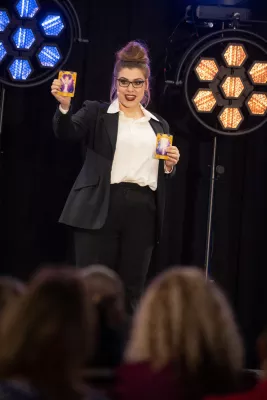 Bild: Spiritualität im Rampenlicht: Britta Neumeier beeindruckt beim 4. internationalen Speaker Slam in Wiesbaden