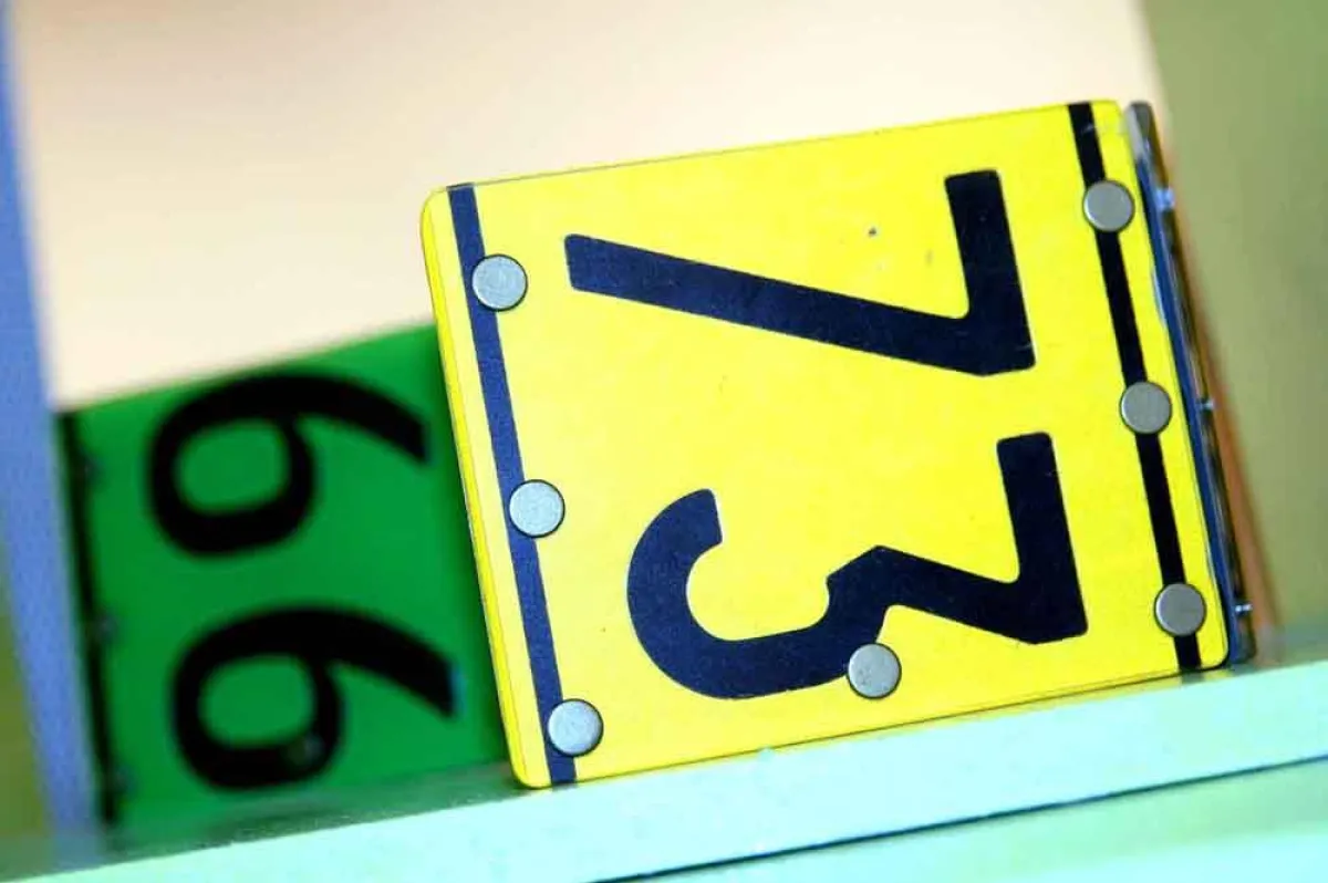 Outlook - Taschen/ Geldbeutel aus fehlbedruckten afrikanischen Nummernschildern