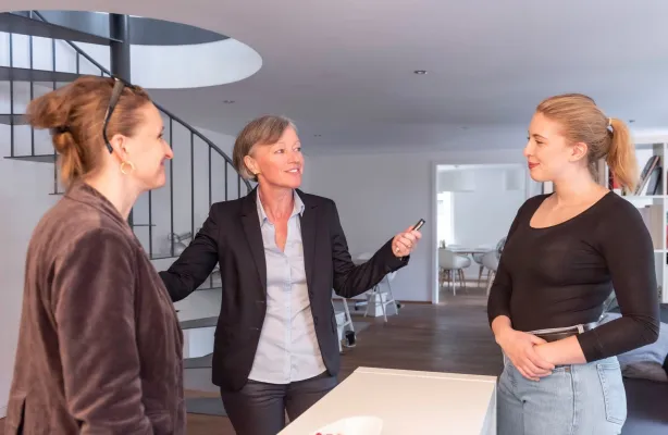 Wegweisend in Sachen Bildung? Schul-, Internats- und Studienberaterin Rita Wettengl Bild: Wegweisend in Sachen Bildung? Schul-, Internats- und Studienberaterin Rita Wettengl