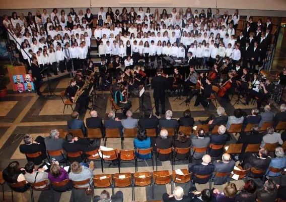 Bild: 2M liefert neue Tribünenanlage für Schulchor eines Gymnasiums