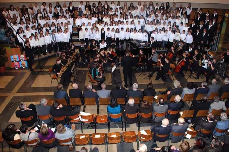 2M liefert neue Tribünenanlage für Schulchor eines Gymnasiums Bild: 2M liefert neue Tribünenanlage für Schulchor eines Gymnasiums