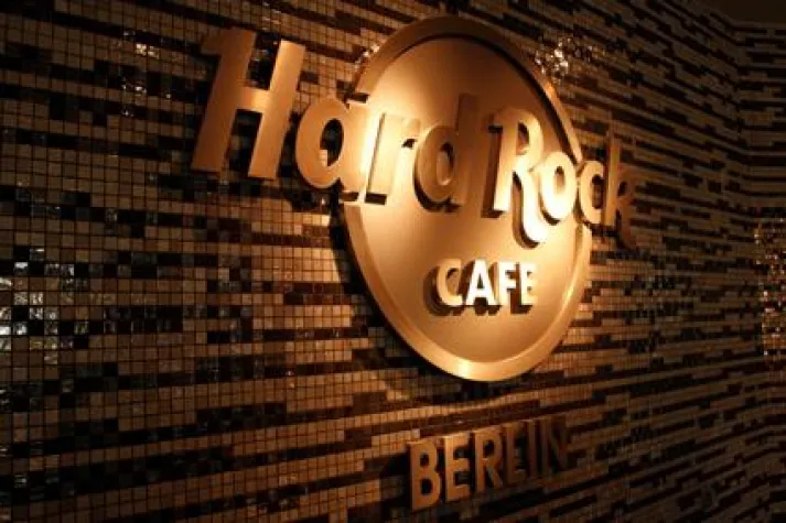 Bild: Hard Rock Cafe Berlin packt am Ku’Damm Musik-Erinnerungsstücke aus