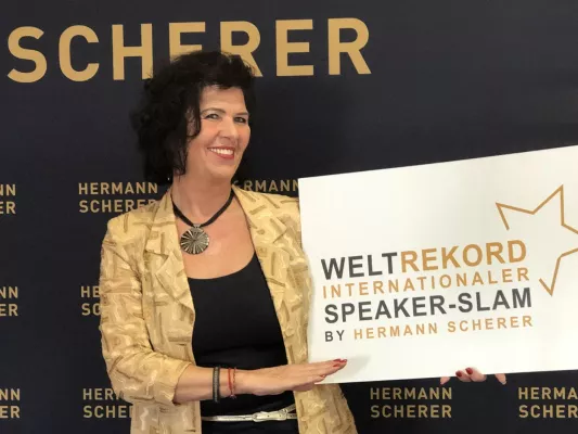 Bild: Edith Steller erhält den "Excellence-Speaker" Award 2020