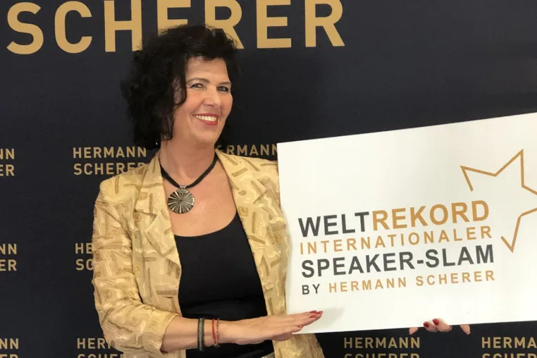 Bild: Edith Steller erhält den "Excellence-Speaker" Award 2020