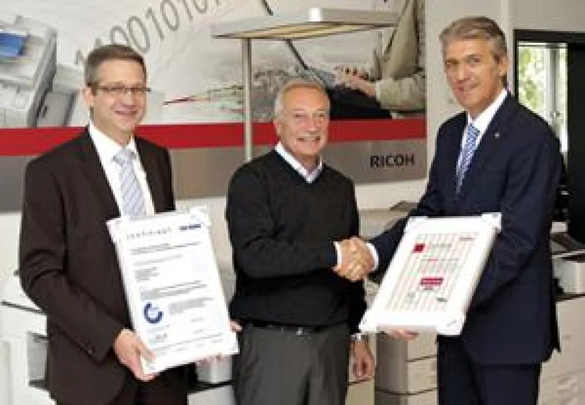 F. Decker und H. Führer (derBÜROFührer GmbH) mit T. Röttger (Ricoh) bei der Zertifikatsübergabe.