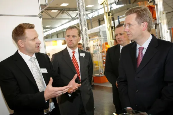 Bild: Christian Wulff besucht ESG-Stand auf der CeMAT