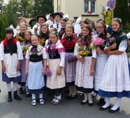 Bild: Modern und traditionell - das beliebte Lindenfelser Burg- und Trachtenfest