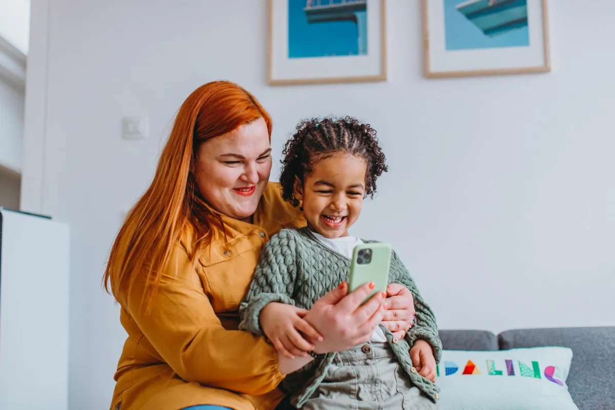 Mutter mit Kind entdeckt Kindaling (© Kindaling Gmbh)