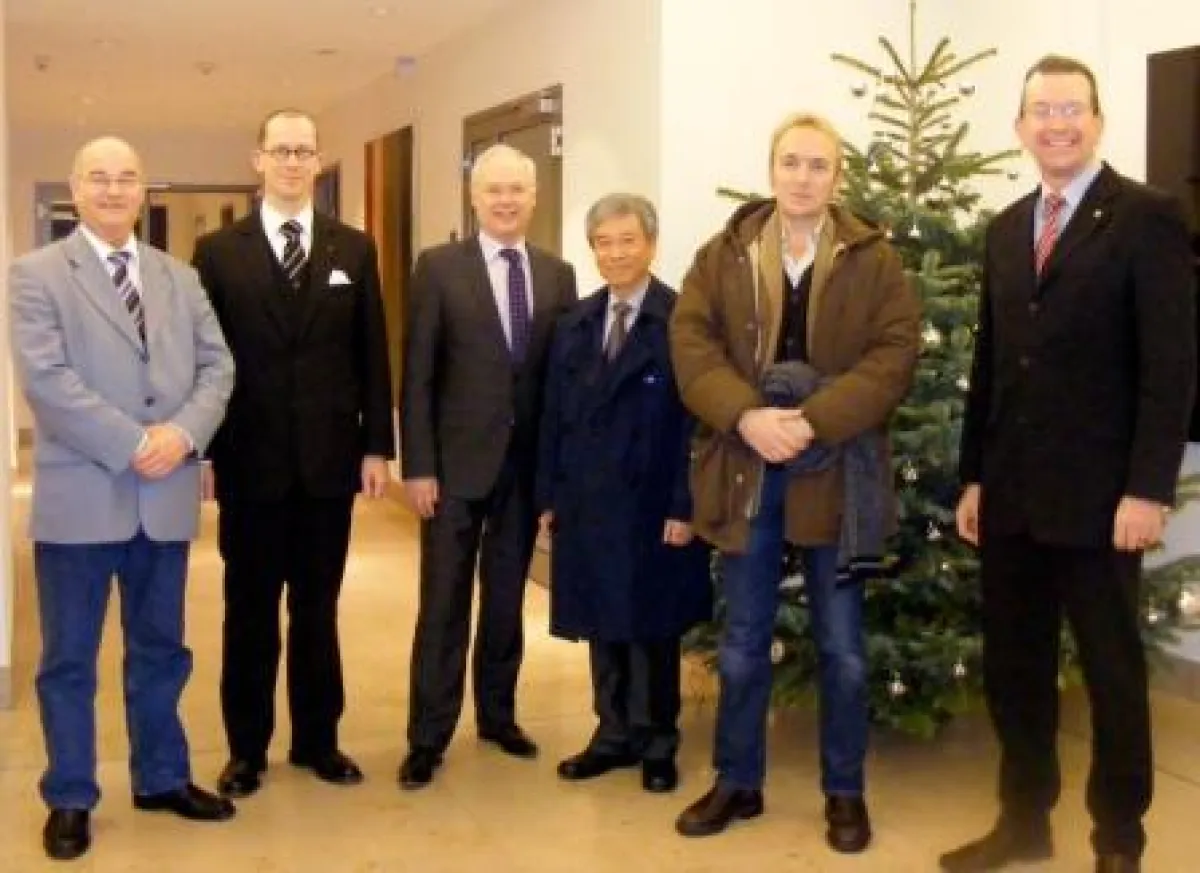 Geschäftsführer (2.v.r.) und 1. Vorsitzender (1.v.r.) des Verein MINT-EC empfangen Schulleiter aus Deutschland und Korea