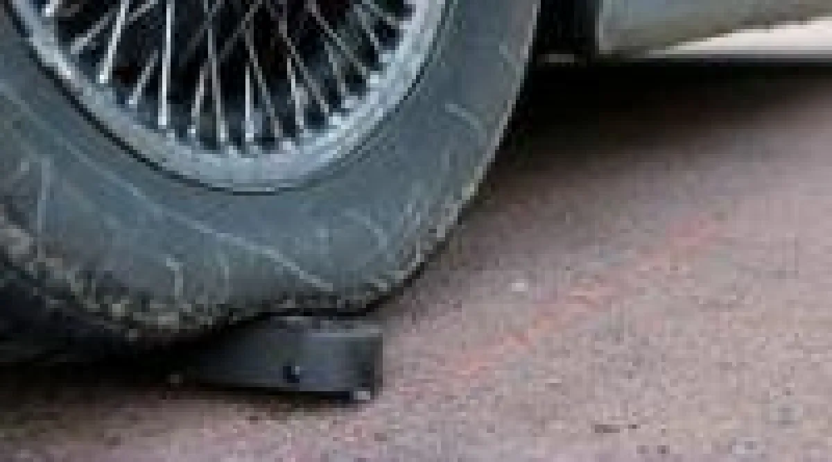 Auch den Härtetest mit einem fast zwei Tonnen schweren Rallyefahrzeug überstand der neue YellowTracker. Bild: YellowFox