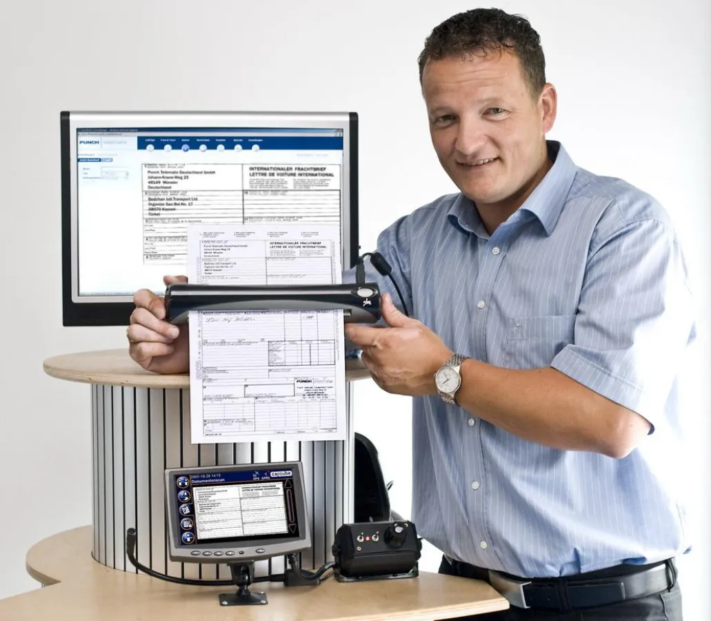 Carsten Holtrup präsentiert den Dokumentenscanner