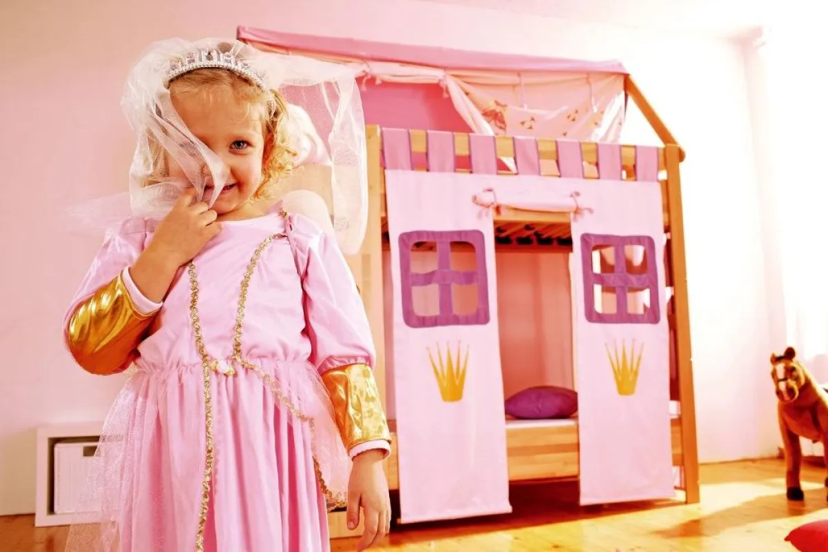 Bild: Eltern fragen heutzutage nach „mitwachsenden“ Möbelkonzepten: So verwandelt sich das einstige Kinderbettchen oftmals in ein schönes Kleinsofa. Bild: tdx/Hülsta