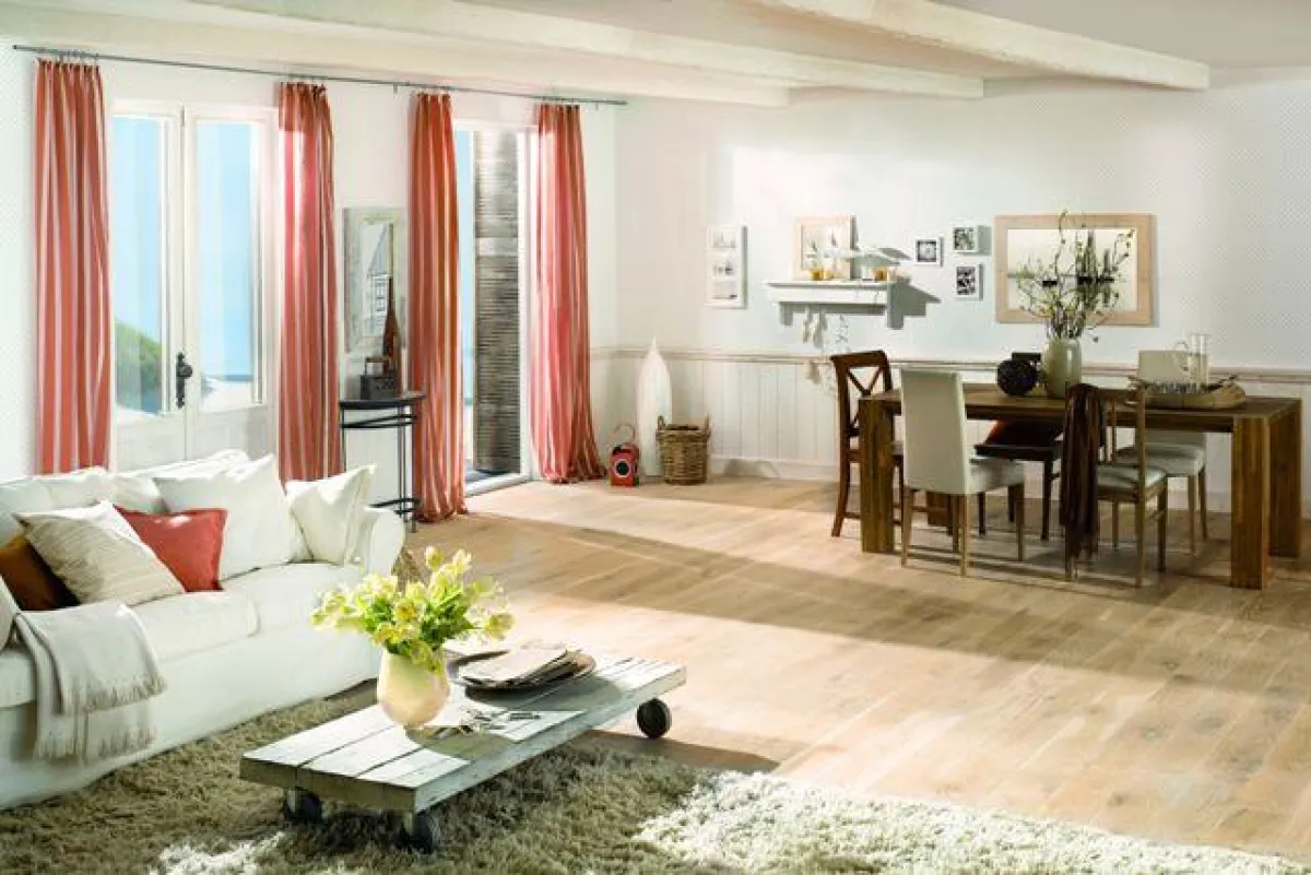 Im Innenraum geht der Trend zu hellem Holz und dezenten Farben, die ein frisches und harmonisches Flair verbreiten.